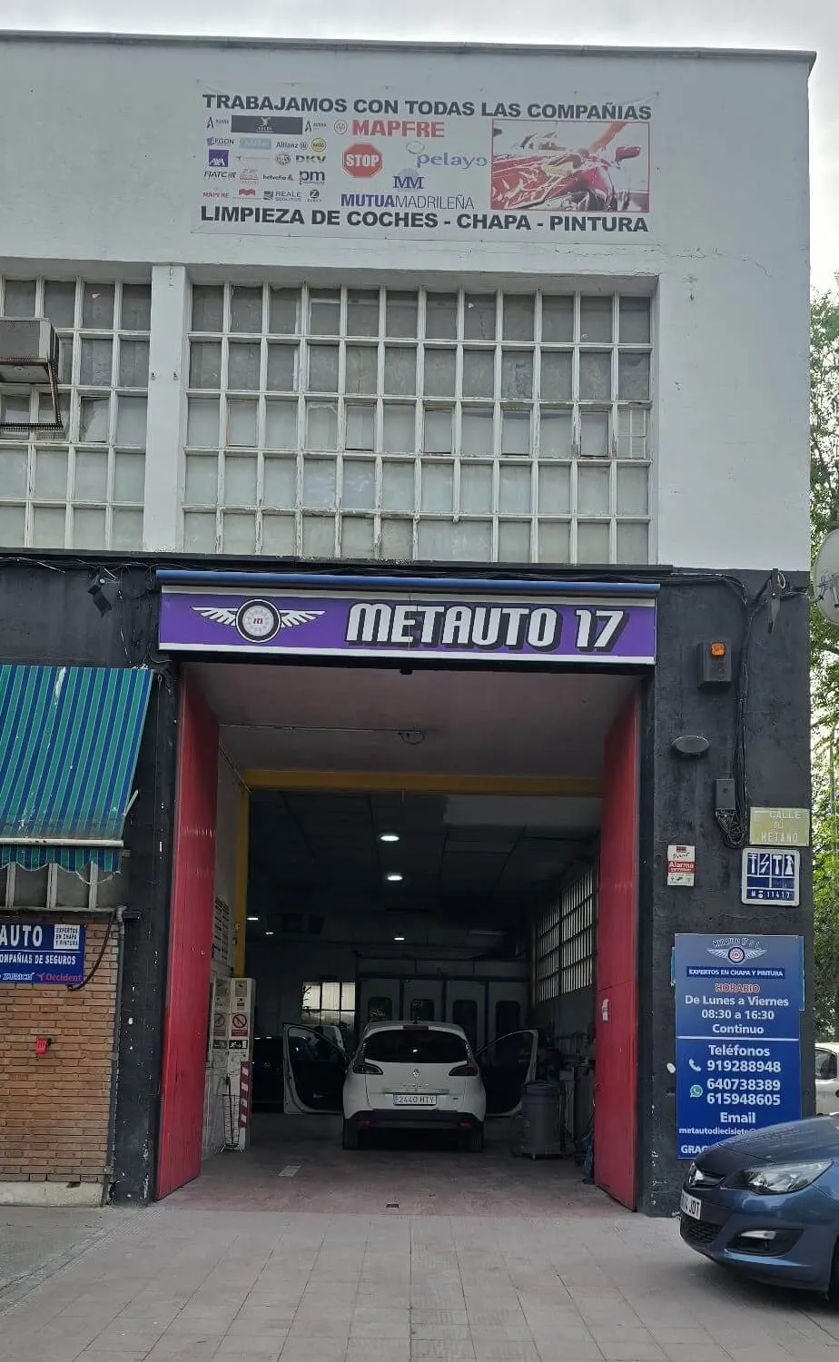 Fachada del Taller Mutua Madrileña en Torrejón de Ardoz, Metauto 17, con la puerta abierta